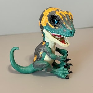 Vintage Dinosaur Toy Figure Safari Schleich Jurassic Park Raptor T-Rex Climber