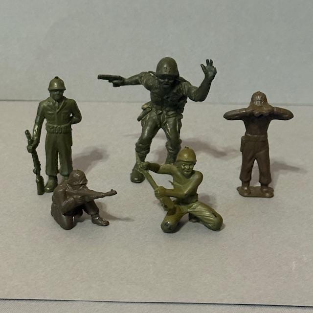 Giocattolo campo di guerra. Giocattolo di plastica attacco scena di guerra con i soldati, armi ed esplosioni Foto stock