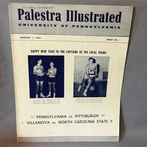 Könnte beinhalten: Eine Vintage-Ausgabe vom 1. Januar 1955 von "Palestra Illustrated" der Villanova University. Das Cover zeigt Basketballspieler und Spielergebnisse. Der Text auf dem Cover lautet "Frohes neues Jahr an die Kapitäne der lokalen Teams."
