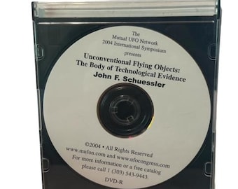Puede incluir: Disco DVD-R con una etiqueta blanca que muestra el texto "The Mutual UFO Network 2004 International Symposium presents Unconventional Flying Objects: The Body of Technological Evidence John F. Schuessler ©2004 All Rights Reserved www.mufon.com and www.ufocongress.com For more information or a free catalogue please call 1 (303) 543-9443. DVD-R"