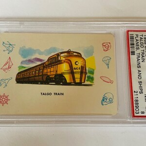 Puede incluir: Una tarjeta de colecci&oacute;n vintage que presenta un tren Talgo amarillo y rojo con el texto "Talgo Train" y "acf" en el lateral. La tarjeta est&aacute; rodeada de peque&ntilde;as ilustraciones de aviones, barcos y paraca&iacute;das.