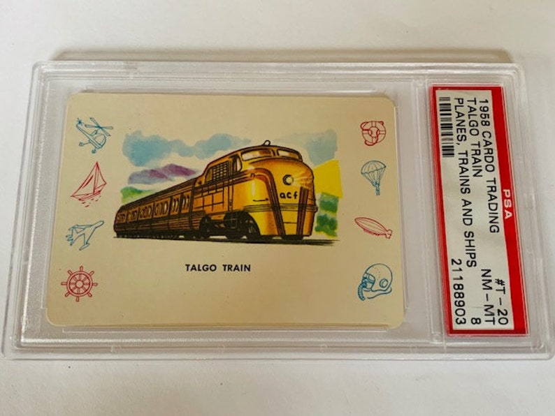 Puede incluir: Una tarjeta de colecci&oacute;n vintage que presenta un tren Talgo amarillo y rojo con el texto "Talgo Train" y "acf" en el lateral. La tarjeta est&aacute; rodeada de peque&ntilde;as ilustraciones de aviones, barcos y paraca&iacute;das.