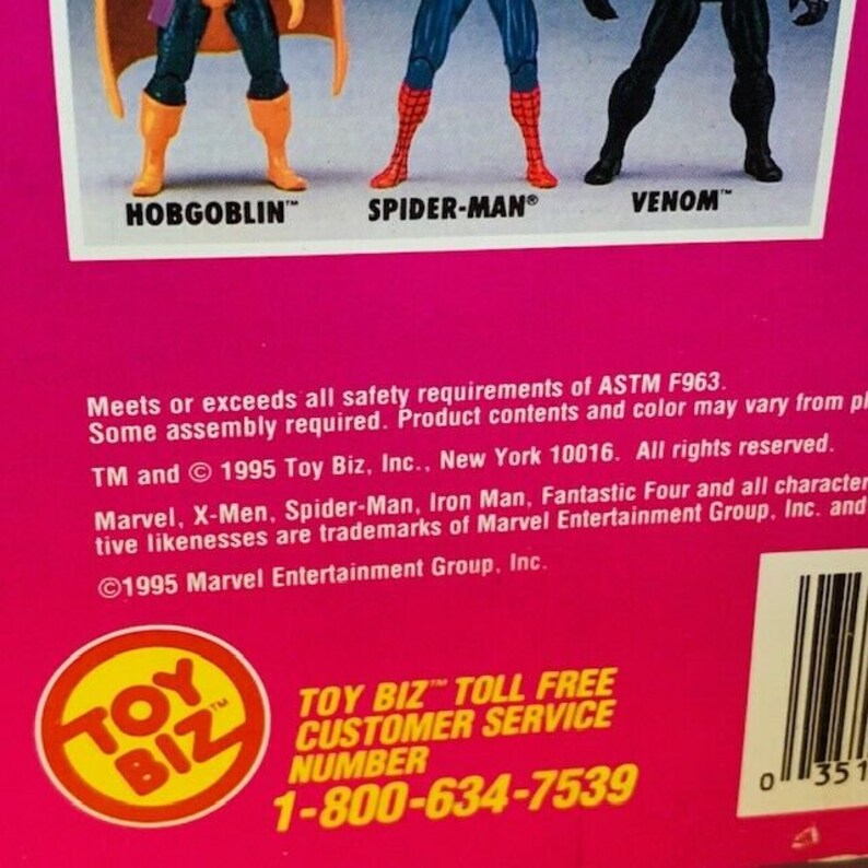 K&ouml;nnte beinhalten: Ein rosa-wei&szlig;er Karton mit einem Toy Biz-Logo und einer geb&uuml;hrenfreien Kundendienstnummer. Die Schachtel zeigt Bilder von Spider-Man, Venom und Hobgoblin Actionfiguren. Der Text auf der Schachtel lautet "Erf&uuml;llt oder &uuml;bertrifft alle Sicherheitsanforderungen der ASTM F963. Montage erforderlich. Produktinhalt und Farbe k&ouml;nnen vom Bild abweichen. TM und &copy; 1995 Toy Biz, Inc., New York 10016. Alle Rechte vorbehalten. Marvel, X-Men, Spider-Man, Iron Man, Fantastic Four und alle Charaktere und/oder kollektiven &Auml;hnlichkeiten sind Warenzeichen der Marvel Entertainment Group, Inc. und &copy;1995 Marvel Entertainment Group, Inc."