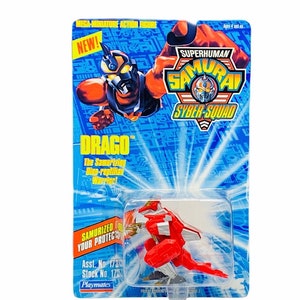 Può includere: Una nuova confezione di Mega-Miniature Action Figure di Drago di Superhuman Samurai Cyber Squad. Il guerriero dino-rettile rosso e bianco è in una custodia di plastica trasparente su sfondo blu. La confezione include il testo "NEW!" e "SAMURIZED YOUR PROTEC".