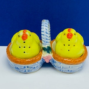 SALT PEPPER SHAKERS Occupied Japan vintage 1960s mcm vtg figurals figurines kitchen decor animals chickens birds basket ceramic farm