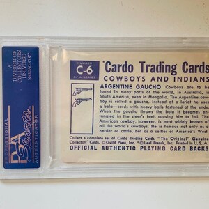 Puede incluir: Una tarjeta vintage de Cardo Trading Cards con un vaquero con un lazo. La tarjeta es blanca con texto azul y rojo. El texto dice "Cardo Trading Cards Cowboys and Indians" y "Argentine Gaucho".