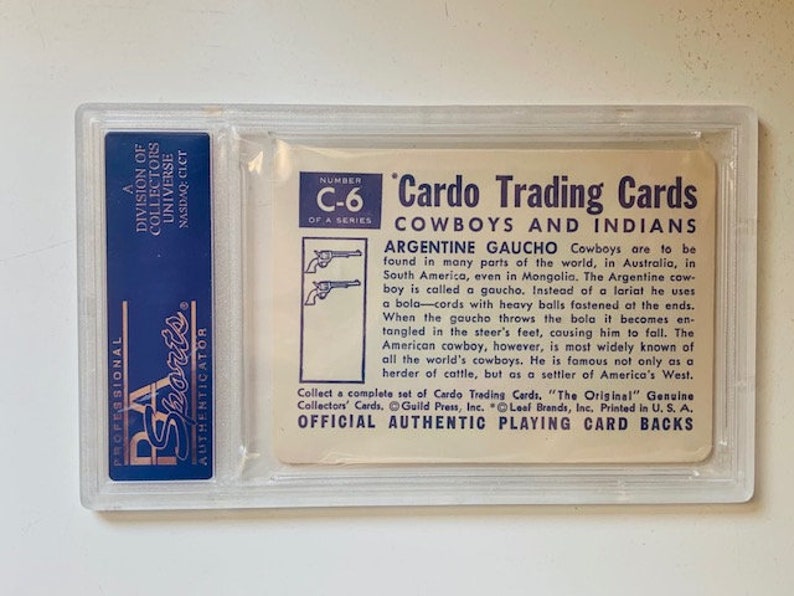Puede incluir: Una tarjeta vintage de Cardo Trading Cards con un vaquero con un lazo. La tarjeta es blanca con texto azul y rojo. El texto dice "Cardo Trading Cards Cowboys and Indians" y "Argentine Gaucho".