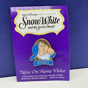 SNOW WHITE PINBACK seven dwarfs 7 dwarves pin button masterpiece vintage 1980s vtg retro disneyland princess home video insert Sneezy