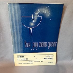 Könnte beinhalten: Ein blau-weißes Vintage-Programmcover mit den Worten "ha py new year" in Weiß. Das Cover zeigt eine Cocktailglas-Illustration und listet Temple, St. Joseph's, La Salle und Wake Forest auf. Das Datum ist Samstag, 2. Januar 1954.
