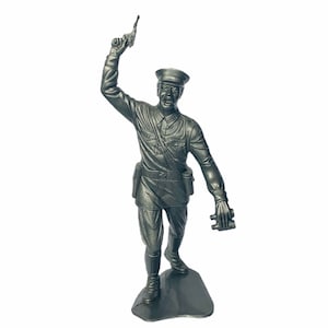 Peut inclure: Une figurine de soldat en plastique gris portant un chapeau et tenant un fusil et des jumelles. Le soldat est debout sur une base grise.