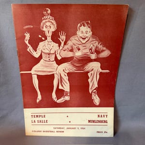 Può includere: Una copertina di una rivista di basket universitario vintage rossa con illustrazioni di cartoni animati di una donna e un uomo. Il testo in basso recita "TEMPLE LA SALLE NAVY MUHLENBERG SATURDAY, JANUARY 9, 1954 COLLEGE BASKETBALL REVIEW PRICE 25¢".