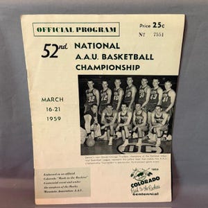 Peut inclure: Programme officiel du 52e Championnat National de Basketball A.A.U., du 16 au 21 mars 1959. La couverture présente une photo en noir et blanc d'une équipe de basket-ball. Le programme est approuvé par l'événement du centenaire du Colorado "Rush to the Rockies".
