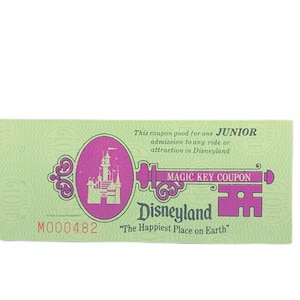DISNEYLAND PAPER EPHEMERA 1956 magischer Schlüssel Gutschein Souvenir Vintgae mcm vtg grün Junior-Eintrittskarte glücklichster Ort auf Erden Mickey Mouse
