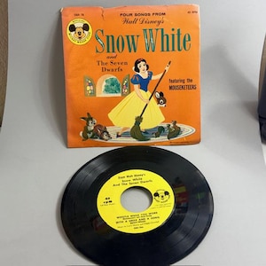 Vintage Snow White Seven Dwarfs Walt Disney Record 45 rpm 1975 Disneyland Vinyl