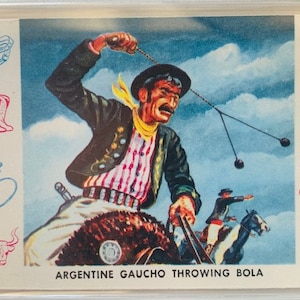 Puede incluir: Una ilustraci&oacute;n colorida de un gaucho a caballo lanzando una bola, un arma tradicional sudamericana. El gaucho lleva una camisa a rayas y un sombrero de ala ancha. La ilustraci&oacute;n est&aacute; rodeada de varios s&iacute;mbolos, incluyendo una herradura, una bota, un lazo, una tienda de campa&ntilde;a y un hacha.