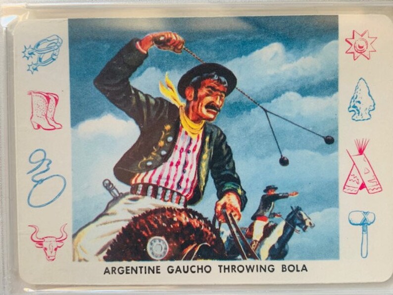 Puede incluir: Una ilustraci&oacute;n colorida de un gaucho a caballo lanzando una bola, un arma tradicional sudamericana. El gaucho lleva una camisa a rayas y un sombrero de ala ancha. La ilustraci&oacute;n est&aacute; rodeada de varios s&iacute;mbolos, incluyendo una herradura, una bota, un lazo, una tienda de campa&ntilde;a y un hacha.