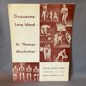 Könnte beinhalten: Vintage Basketball-Programmcover in Rot und Weiß mit Spielen zwischen Duquesne und Long Island sowie St. Thomas gegen Manhattan. Das Cover zeigt Actionaufnahmen von Spielern und Details zum Spiel im Madison Square Garden am 22. Januar 1938.