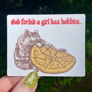 WASBEER PIZZASTICKER, wasbeer, pizza, wasbeersticker, wasbeersticker, god verhoede dat een meisje hobby's heeft, linosnede, pizzasticker, pizzakunst