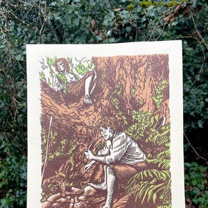 Puede incluir: Una impresi&oacute;n en madera de dos figuras en un entorno de bosque. Las figuras est&aacute;n vestidas con ropa marr&oacute;n y blanca. La impresi&oacute;n est&aacute; en tonos de marr&oacute;n, verde y blanco.