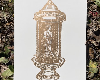 Pode incluir: Uma impressão retangular branca com uma ilustração em tinta dourada de uma figura em pé dentro de uma cúpula ou redoma de vidro alta e ornamentada. A cúpula repousa sobre uma base decorativa com padrões intrincados e tampa superior.