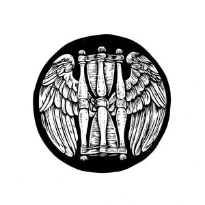 Puede incluir: Ilustración en blanco y negro de un reloj de arena con alas. El reloj de arena está rodeado por un círculo.