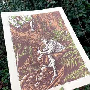 Puede incluir: Una impresi&oacute;n en madera de dos figuras en un entorno de bosque. Las figuras se representan en un color marr&oacute;n claro, mientras que el bosque es una mezcla de verde y marr&oacute;n. La impresi&oacute;n tiene una est&eacute;tica vintage.