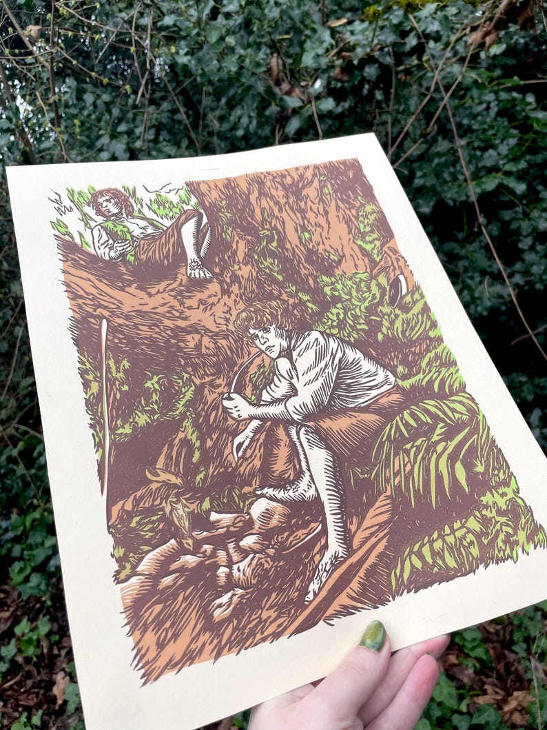 Puede incluir: Una impresi&oacute;n en madera de dos figuras en un entorno de bosque. Las figuras se representan en un color marr&oacute;n claro, mientras que el bosque es una mezcla de verde y marr&oacute;n. La impresi&oacute;n tiene una est&eacute;tica vintage.
