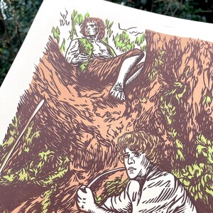Puede incluir: Una impresi&oacute;n en madera de dos figuras en un entorno de bosque. Las figuras est&aacute;n representadas en un estilo de xilograf&iacute;a, con l&iacute;neas y sombreado detallados. La impresi&oacute;n est&aacute; en tonos de marr&oacute;n, verde y blanco.