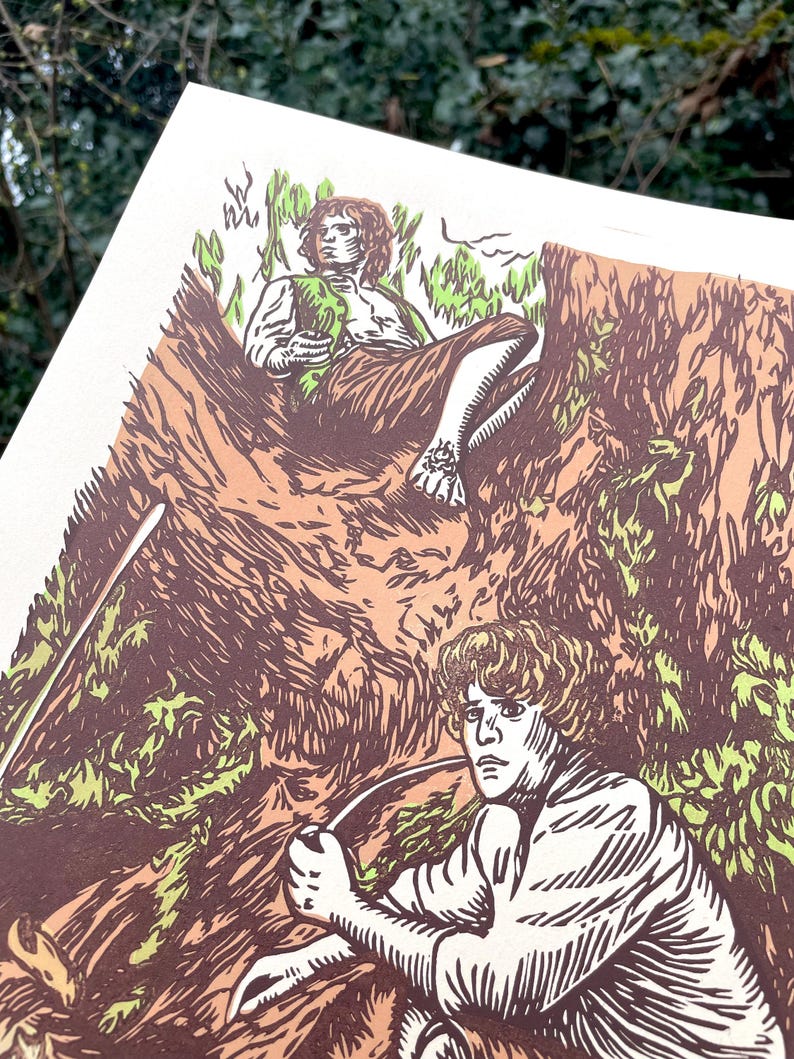 Puede incluir: Una impresi&oacute;n en madera de dos figuras en un entorno de bosque. Las figuras est&aacute;n representadas en un estilo de xilograf&iacute;a, con l&iacute;neas y sombreado detallados. La impresi&oacute;n est&aacute; en tonos de marr&oacute;n, verde y blanco.
