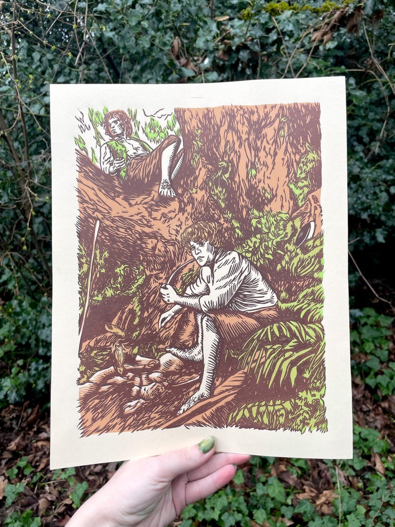 Puede incluir: Una impresi&oacute;n en madera de dos figuras en un entorno de bosque. Las figuras est&aacute;n vestidas con ropa marr&oacute;n y blanca. La impresi&oacute;n est&aacute; en tonos de marr&oacute;n, verde y blanco.