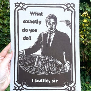 Puede incluir: Una impresión en blanco y negro de un hombre con traje que sostiene una bandeja con una cuerda, una porra y un cuchillo. Una pistola apunta a su cabeza. El texto dice: What exactly do you do? I buttle, sir. El diseño tiene un borde decorativo.