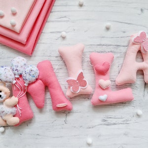 Guirlanda com nome de urso, placa com nome de bebê, faixa rosa para berçário, decoração de parede de berçário de menina, faixa com nome de feltro, decoração de chá de bebê