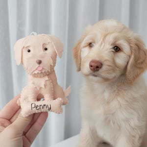 Adorno navideño personalizado para mascotas: Adorno navideño de fieltro hecho a mano con forma de perro.