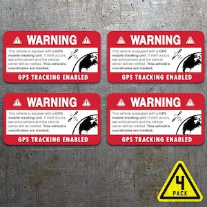 Può includere: Quattro adesivi di avvertenza rossi e bianchi con il testo "WARNING" e "GPS TRACKING ENABLED". Gli adesivi mostrano un satellite in orbita attorno a un globo. Gli adesivi sono confezionati in un triangolo giallo con il testo "4 PACK".