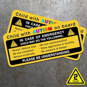Può includere: Due cartelli di avvertimento gialli con testo nero che recitano "Bambino con autismo a bordo" e "In caso di emergenza, il bambino potrebbe fare quanto segue: Respingere/Rifiutare aiuto, Non essere collaborativo, Comportarsi in modo erratico, Non essere comunicativo, Mostrare aggressività o ostilità, Non essere consapevole del pericolo. Si prega di essere comprensivi." I cartelli sono impilati uno sopra l'altro. Un piccolo triangolo giallo con un'etichetta nera "2 pacchetti" si trova sotto i cartelli.