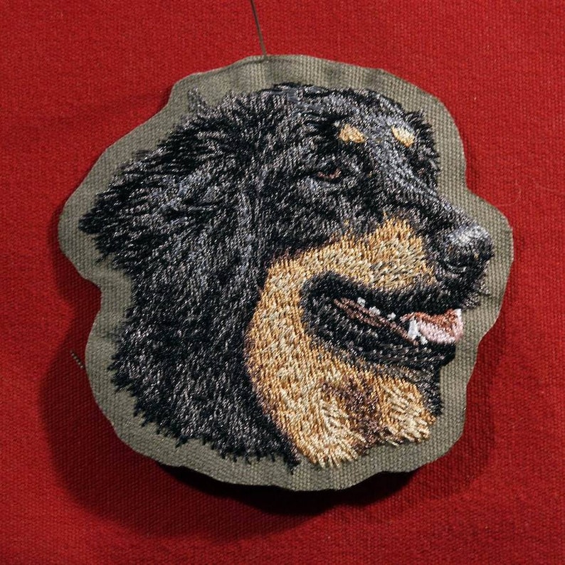 Hovawart écusson Patch Brodé Chien Noir Marqué De Feu Ou Sable Broderie Machine Thermocollant Ou A Coudre By Team Numérik