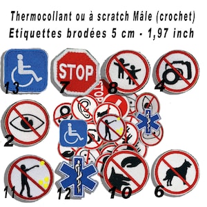 Peut inclure: Un ensemble de 13 patchs thermocollants ou à scratch, chacun mesurant 5 cm de diamètre. Les patchs présentent une variété de motifs, notamment un panneau d'arrêt, un panneau d'interdiction de la photographie, un panneau d'interdiction d'entrée, un panneau d'interdiction aux animaux, un panneau d'interdiction de fumer, un panneau d'interdiction de courir, un panneau d'interdiction des mains, un panneau d'interdiction de contact visuel, un panneau d'interdiction aux fauteuils roulants, un panneau d'interdiction aux enfants, un panneau de premiers soins et un panneau de fauteuil roulant. Les patchs sont tous blancs avec des contours noirs et des lettres rouges.