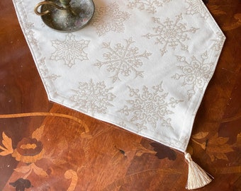 Caminho de mesa de Natal branco com flocos de neve bege, caminho de mesa de inverno de algodão, caminho de mesa de Natal de casa branca com borlas