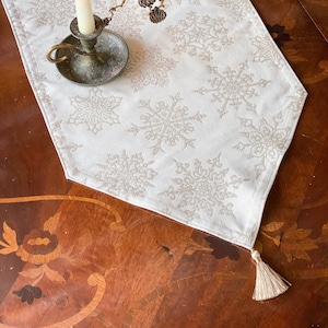 White Christmas Table Runner with tan snowflakes, Cotton Winter table runner, White house Christmas table runner with tassels