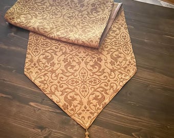 Runner da tavolo dorato con nappe, runner da tavolo rettangolare lavabile, decorazioni natalizie dorate, runner con motivo ricamato in stile trapuntato