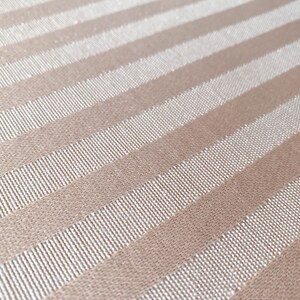 Puede incluir: Primer plano de una tela beige con rayas blancas. La tela tiene una textura sutil y un acabado ligeramente brillante.