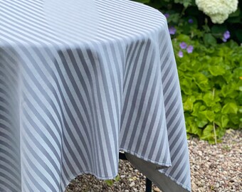 Grijs gestreept traditioneel tafelkleed, katoenen tafelkleed in smalle strepen, klassiek grijs gestreept tafelkleed