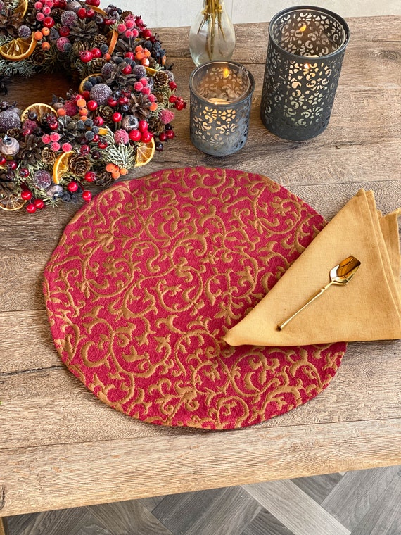 Set di tovagliette rotonde rosse, tavola tradizionale rossa natalizia,  tovagliette rustiche in oro e rosso per la cena di Natale -  Italia