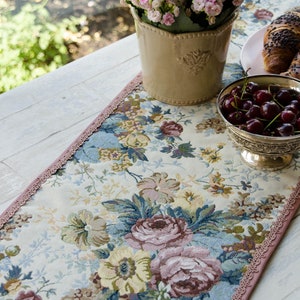 Floral table runner with roses, washable in washing machine