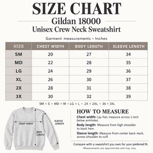 Op de afbeelding: Een maattabel voor een Gildan 18000 unisex sweater met ronde hals. De tabel toont de maten SM tot en met 3X met de bijbehorende afmetingen voor borstbreedte, lichaamslengte en mouwlengte in inches. Een diagram toont hoe het kledingstuk te meten.