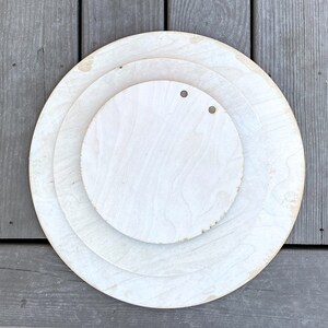 Peut inclure: Trois cercles en bois non finis, imbriqu&eacute;s les uns dans les autres, avec deux petits trous au centre du plus petit cercle.