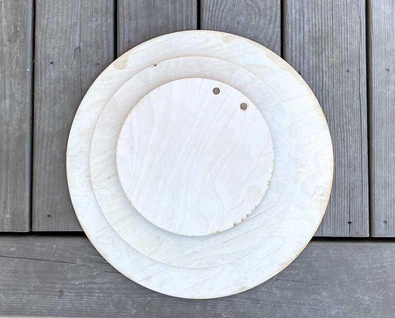 Peut inclure: Trois cercles en bois non finis, imbriqu&eacute;s les uns dans les autres, avec deux petits trous au centre du plus petit cercle.