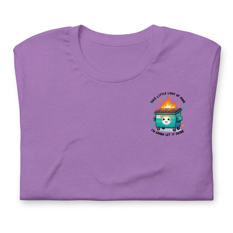 Puede incluir: Camiseta morada con un gr&aacute;fico de un contenedor verde en llamas con el texto "This little light of mine, I'm gonna let it shine."