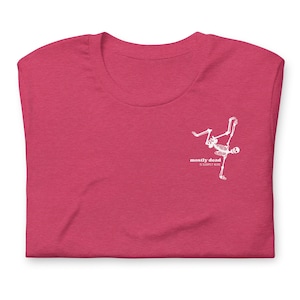 Puede incluir: Una camiseta rosa con un gr&aacute;fico de esqueleto blanco y el texto "mostly dead & slightly alive".