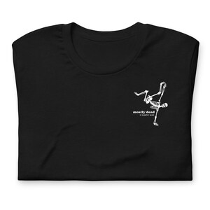 Puede incluir: Camiseta negra con un gr&aacute;fico de esqueleto blanco y el texto "mostly dead is slightly alive".
